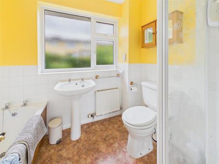 4 bedroom end of terrace house to rent - Photo 4
