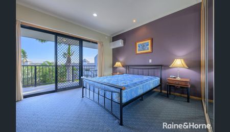 CITY CENTRE EXECUTIVE APARTMENTS WITH WATER VIEWS! - Photo 4