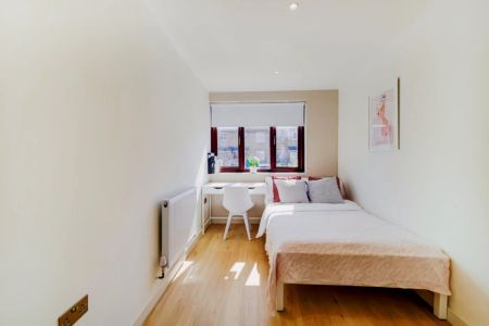 5 Bedroom 5 Bathroom room1 - Photo 4