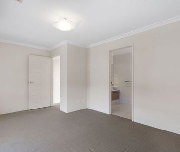 Stylish & Spacious Townhouse! - Photo 5