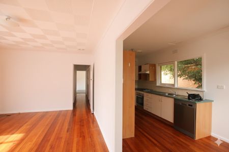 Family home in beautiful leafy street - Photo 2