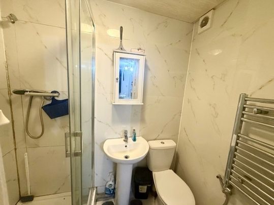 4 bed detached bungalow to rent in Copperfield Avenue, Uxbridge, UB8 - Photo 1