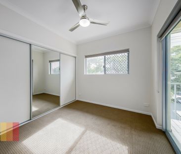 MODERN 2 BEDROOM UNIT IN CENTRAL LOCATION - Photo 4