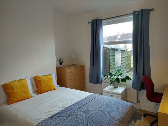 Double Room- Just off Gloucester Road - Photo 1