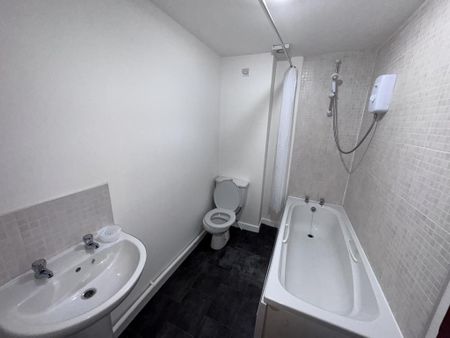 3 bedroom flat to rent - Photo 4