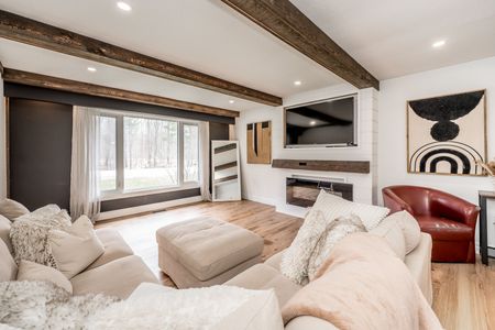 For Lease - 3742 Horseshoe Valley Road Unit# Upper, Springwater, Ontario - Photo 2