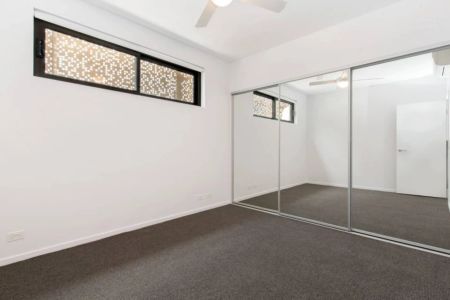Spacious 3-Bedroom Apartment in the Heart of Dutton Park - Photo 3