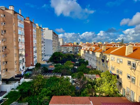 🏡 Arrenda-se Apartamento T4 em Alvalade – Remodelado | Com Garagem + 1 Estacionamento 🚗 - Photo 4