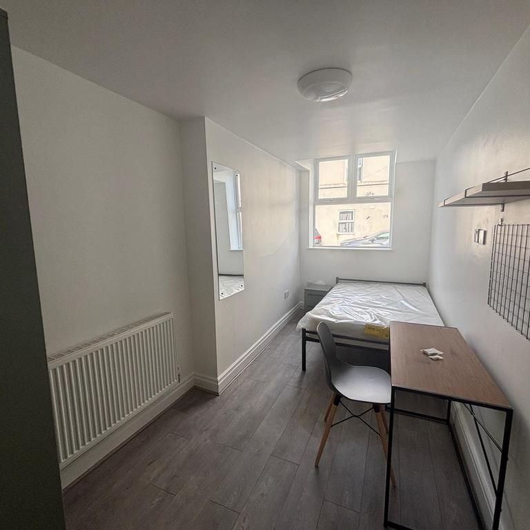 1 bedroom in a house share to rent - Photo 1