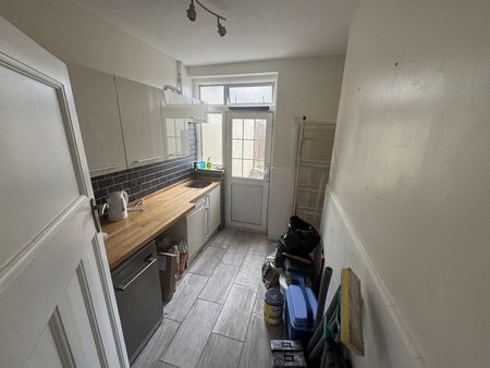 3 Bed Detached House, Elm Park Road, SE25 - Photo 3