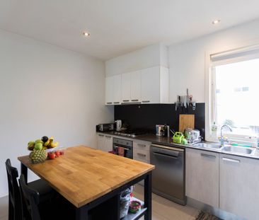 Modern 2-bedroom double storey townhouse in great location. - Photo 3