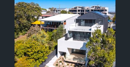 Luxurious Top Floor Unit with Terrace, Ocean Views. Water and Electricity Included! - Photo 2