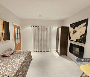 1 bedroom in a house share to rent - Photo 3