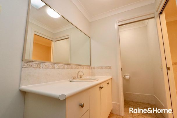 THREE BEDROOM UNIT - Close to town Available 15.12.2025 - Photo 1