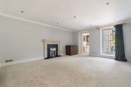 A superb garden maisonette with garage in this highly sought-after location. - Photo 2