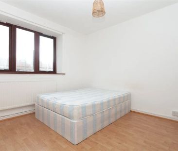 3 bedroom flat in London - Photo 1