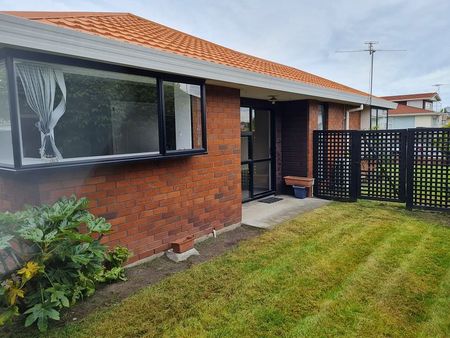 Lovely two bedroom house close to Northlands mall! - Photo 3