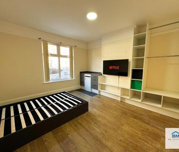 1 bedroom in a house share to rent - Photo 2