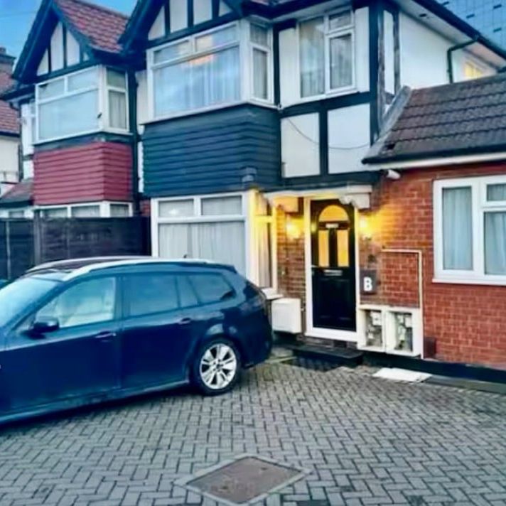 Room in a Shared House, The Greenway, NW9 - Photo 1