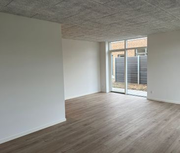 ENERGIVENLIGT OG MODERNE RÆKKEHUS TIL LEJE I ARNBJERG - Photo 1
