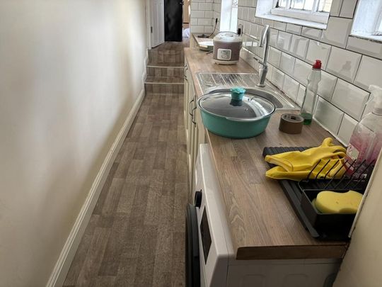 5 bedroom end of terrace house to rent - Photo 1
