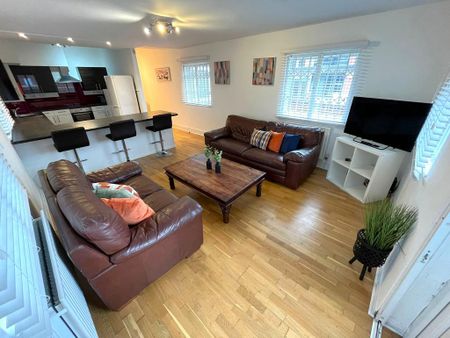 1 bedroom in a flat share to rent - Photo 3