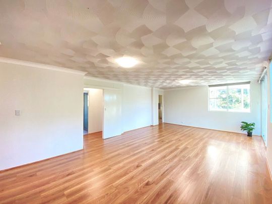 Renovated 2 bedrooms apartment with lift access - Photo 1