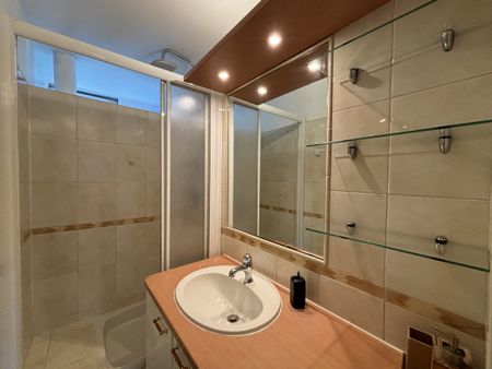 Location Appartement 5 pièces 70m² LES ABYMES 97139 - Photo 4