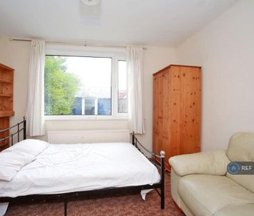 5 bedroom semi-detached house to rent - Photo 4