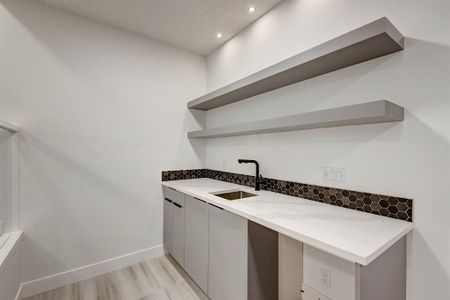 2103 5 Avenue Northwest, Calgary - Photo 2