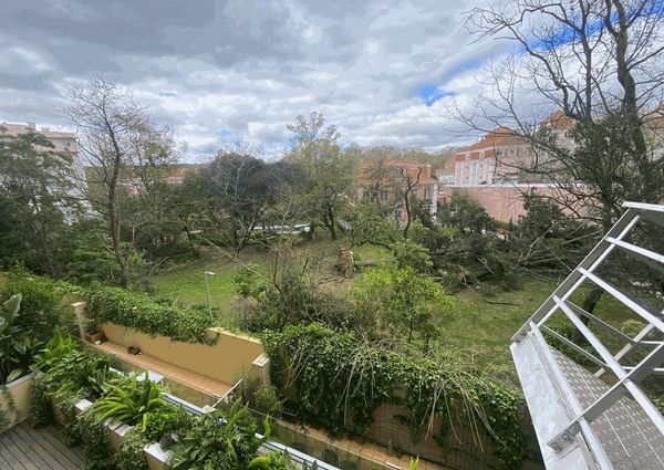 Apartamento T2 para arrendamento sem móveis com piscina nas Laranjeiras, Lisboa