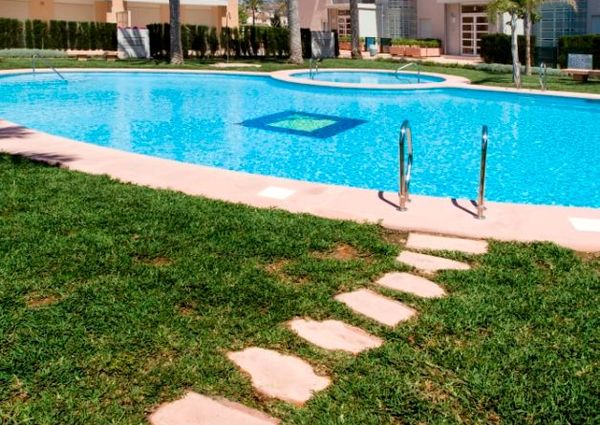 For long-term rent: apartment in Javea, Golden Garden urbanization, with 2 bedrooms and a pool.