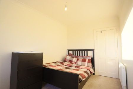 3 bedroom flat to rent - Photo 4