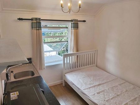 1 bedroom in a house share to rent - Photo 3