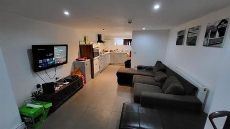 3 bedroom flat to rent - Photo 4