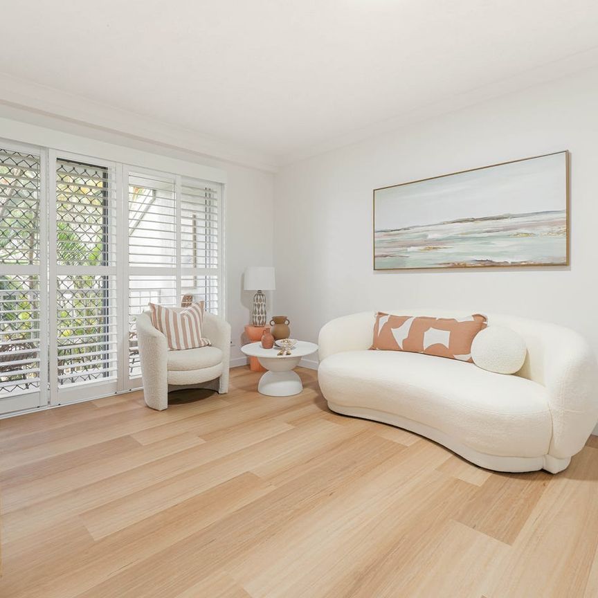 Coastal Living in the Heart of Surfers Paradise - Photo 1