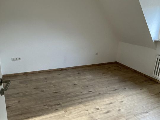 Einzugsbereite 2-Zimmer-Wohnung unterm Dach mit neuem Badezimmer in Hagen Eilpe! - Photo 1