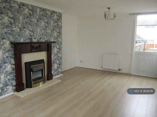 3 bedroom end of terrace house to rent - Photo 1