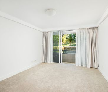 Prestigious harbourfront apartment with iconic views - Photo 2