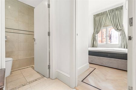 A bright and elegant first-floor apartment set within a prestigious period building with lift and porter on one of Mayfair's premier streets. - Photo 3
