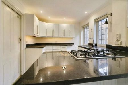 5 bed house to rent in Hilltop Way, Stanmore, HA7 - Photo 3