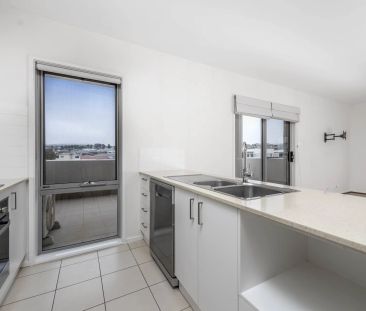 Sunny Top-Floor Apartment with Stunning Brindabella & Stromlo Views - Photo 4