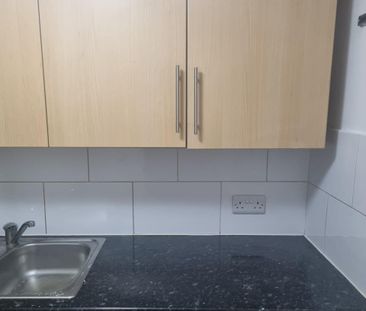 Studio Flat, West India Dock Road, E14 - Photo 4