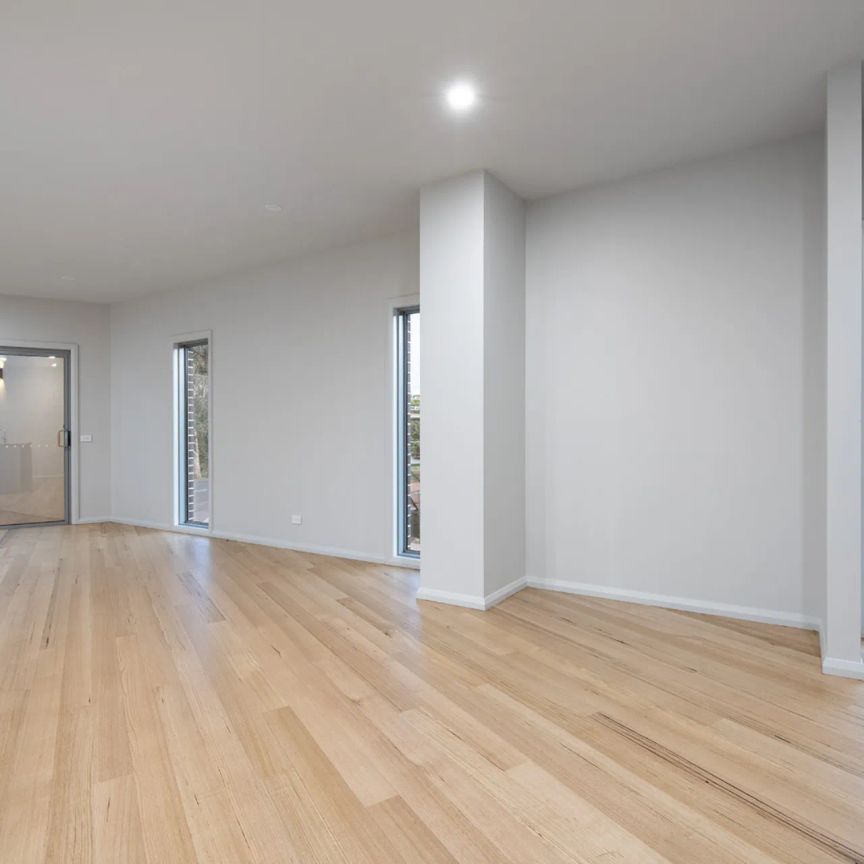 Pristine townhouse in superb location. - Photo 1