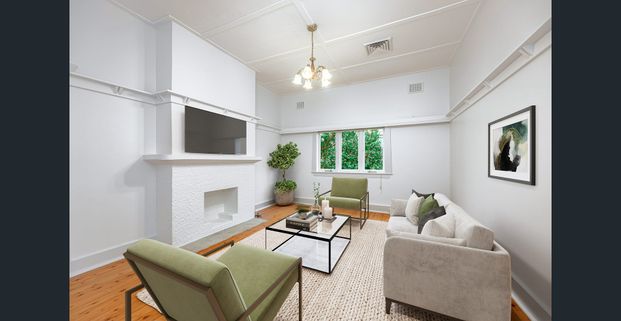 Light & spacious bungalow in the heart of Chatswood - Photo 1