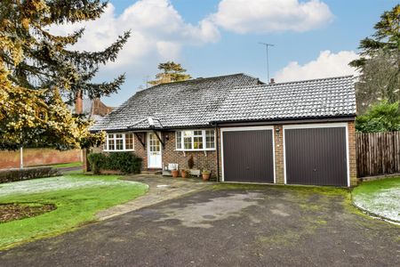 3 bed detached bungalow to rent in Parkfield, Chorleywood, WD3 - Photo 4