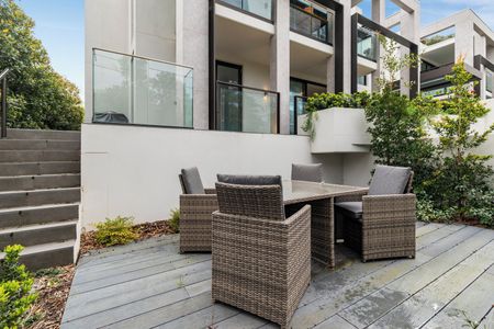 LUXURIOUS THREE BED APARTMENT PLUS STUDY - Photo 3