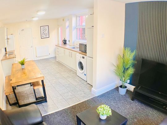 6 Bed Terraced House, Lidderdale Road, L15 - Photo 1