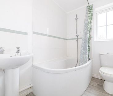 3 bedroom end of terrace house to rent - Photo 4