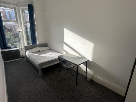 4 bedroom flat to rent - Photo 4